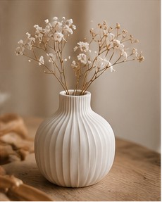 Geriffelte Dekovase mit Trockenblumen